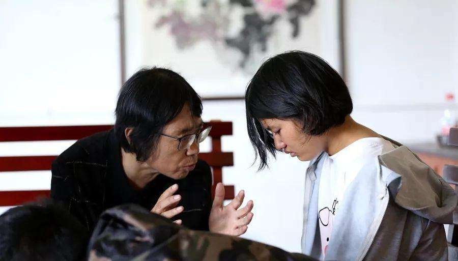 被张桂梅拒绝的全职太太回应，被拒绝后她的感受是什么？