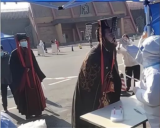 西安“秦王嬴政”做核酸的画面走红了，男子为何会以这样的扮相去做核酸？