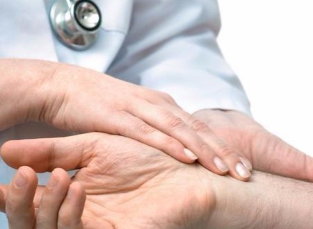 脑筋急转弯：什么东西看不到却能摸得到，万一摸不到会把人吓倒？