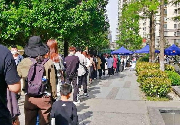 安徽合肥一73岁确诊大爷每天骑车送老伴上下班，大爷是如何被感染的？