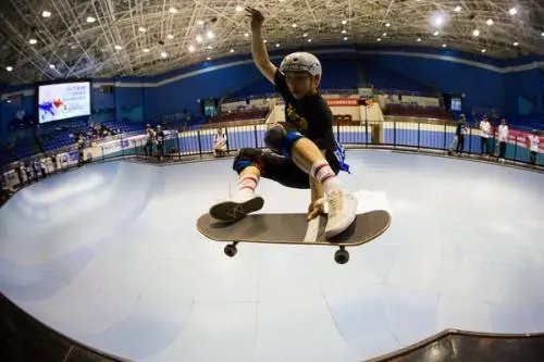 广东一女孩参加全运会滑板项目，本届全运会滑板项目共设有哪些项目？