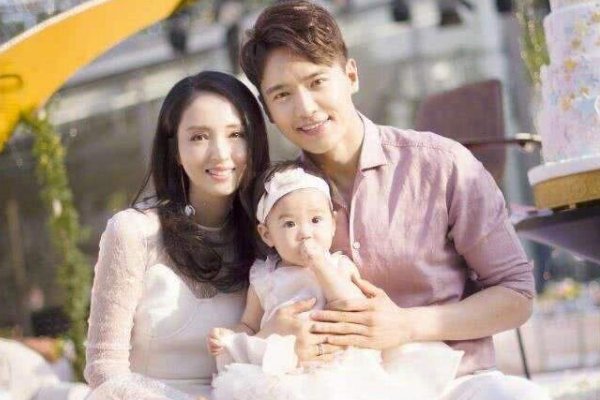 疑高云翔朋友圈怀念董璇，这样的行为值得被同情吗？