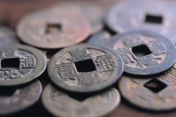 浙江一小区挖出宋代古钱币遭哄抢藏匿，人们这种行为合法吗？