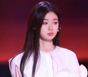 被李健劝告要踏实学习的单依纯在被淘汰后，为什么会被“绿茶”字样包围？