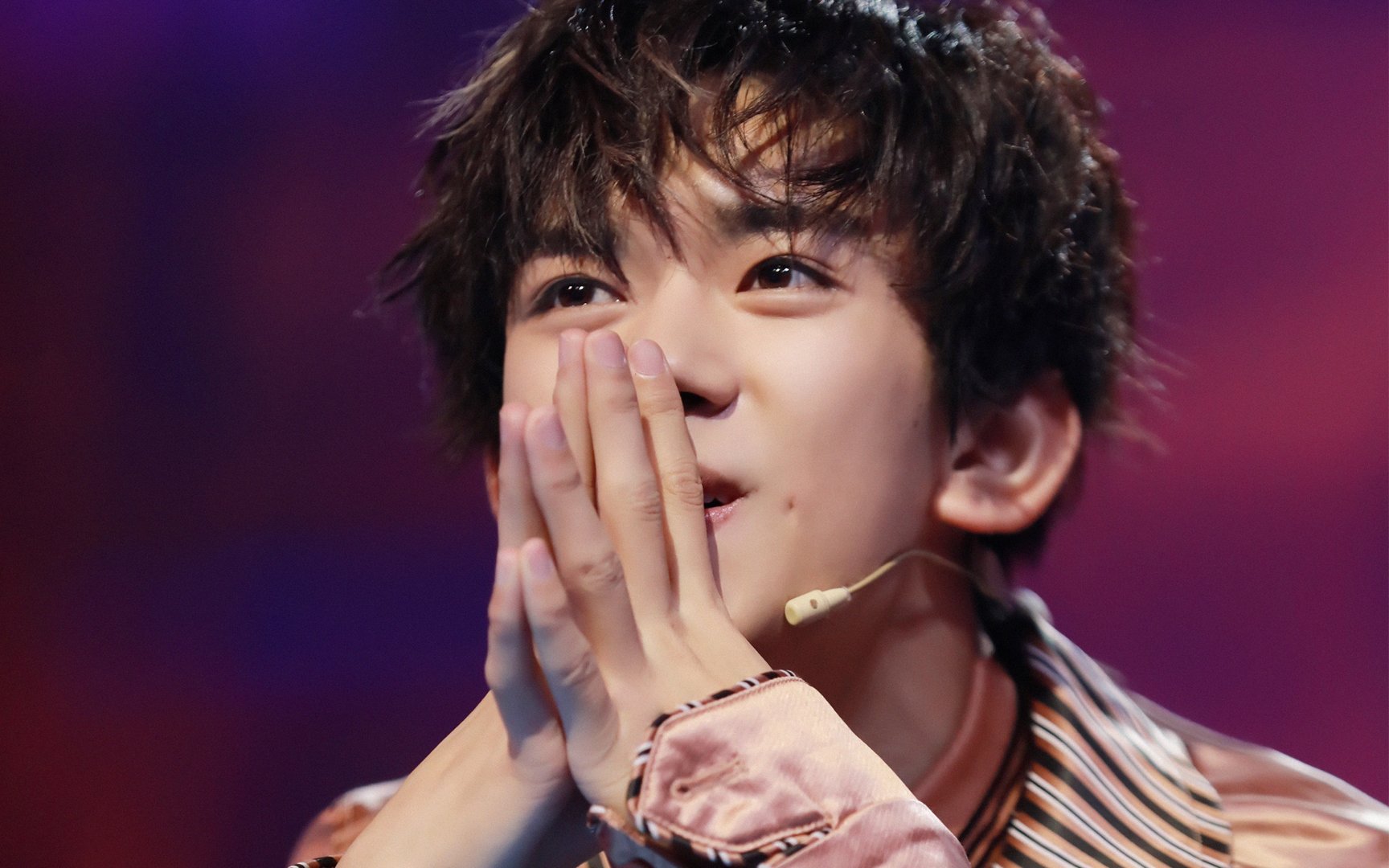 易烊千玺坐地铁一次都没有被认出来过，是捂的太严实，还是路人都在忙？