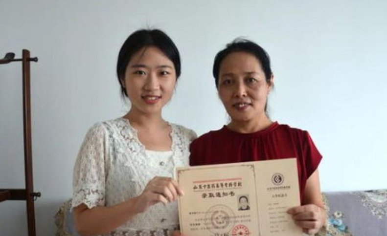 潍坊54岁妈妈考入女儿母校，变身“学妹”，背后有着怎样的励志故事？