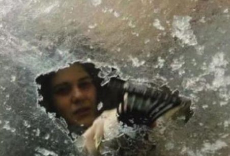 车窗结冰，黑龙江一司机用铁头功一头撞破，冬季车窗结冰该怎么办？