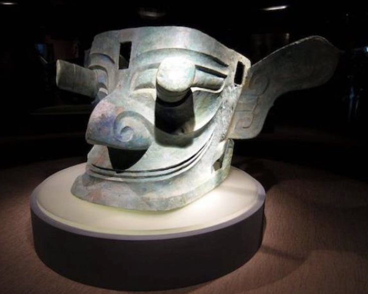 三星堆8号坑发现近60件金叶，三星堆为何会有如此多的文物宝藏？