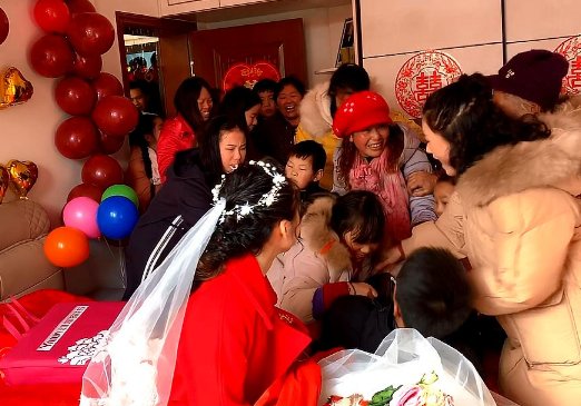 福州一新郎接亲遇满屋小孩喊口号要红包，你如何看待这种堵门方式？