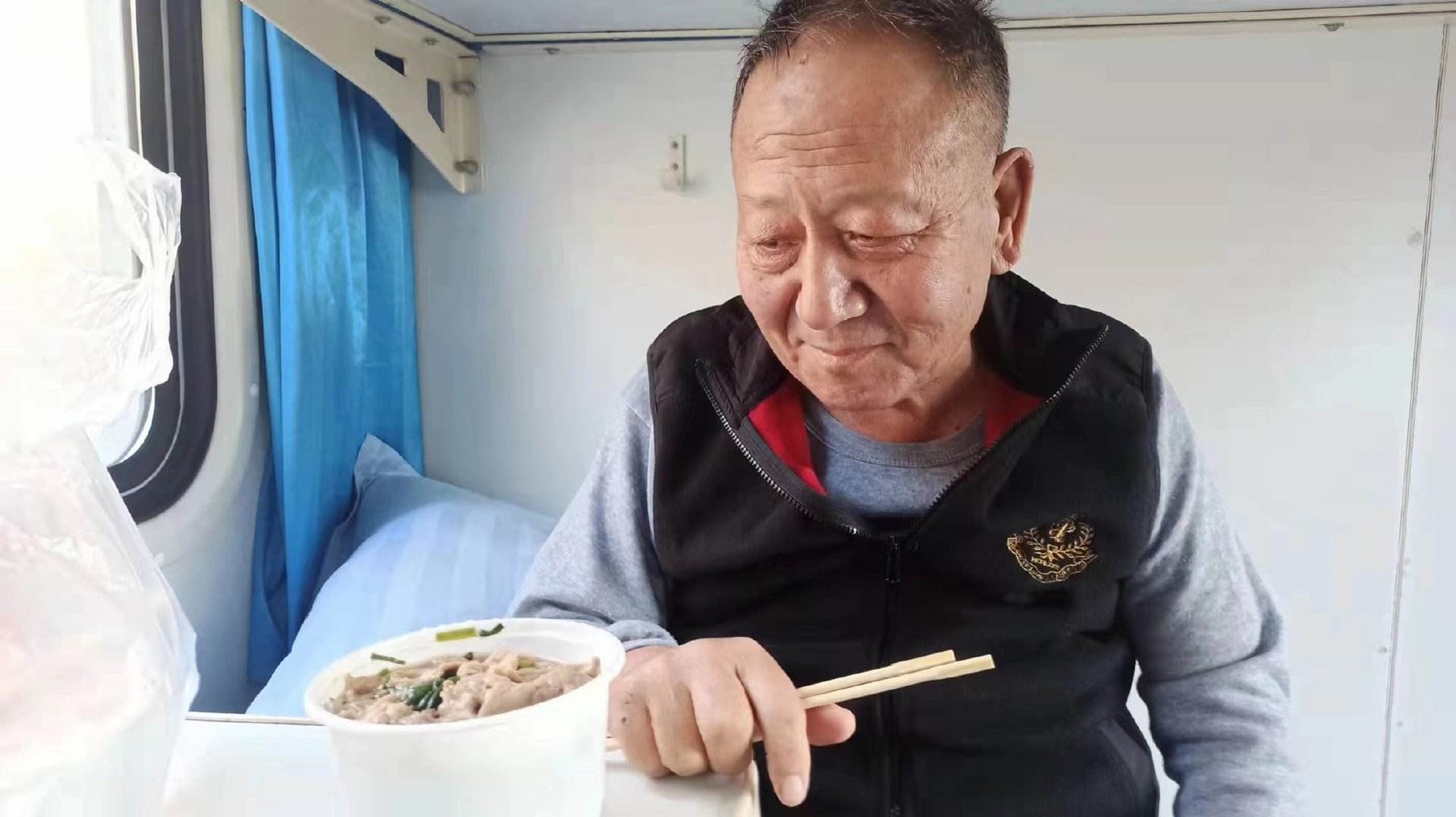 流浪街头的破产董事长已被儿子接回，昔日董事长是如何变成流浪汉的？