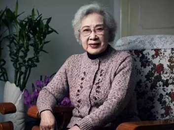 丈夫出轨亲妹妹，遭儿子打骂，女儿和她活成陌生人，秦怡人生为何那么悲惨？