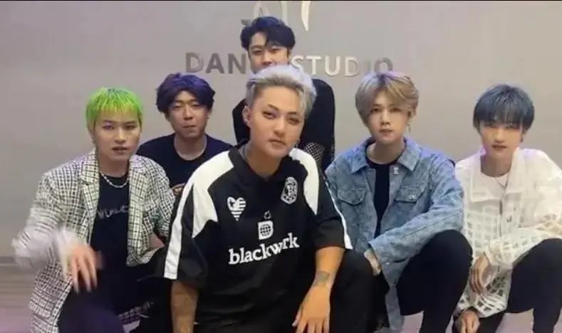 ESO山寨男团综艺首秀惹争议，他们为何能走红？