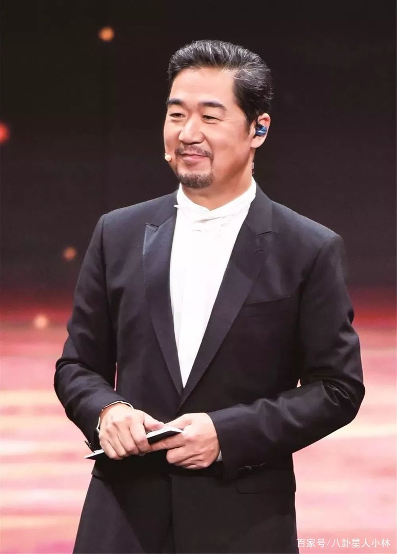 她是张默的亲妈，张国立的第一任妻子，离婚三十多年仍未再嫁，她现状如何？