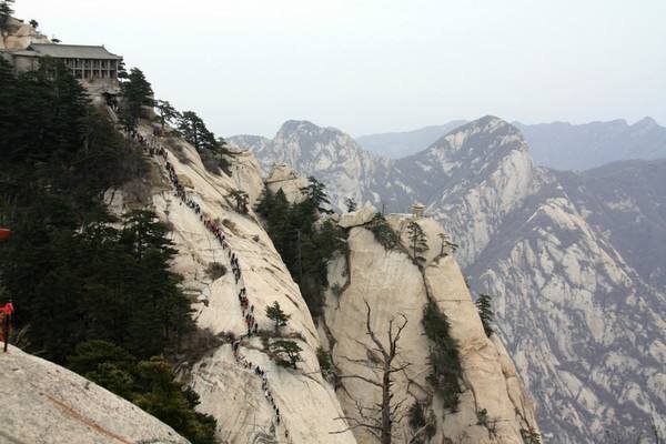古文说，自古华山一条道，可为何自己在攀爬华山时却发现道路蜿蜒曲折？