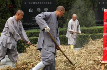白马寺僧人剥玉米的场景吸引游客围观，为何众多游客加入了剥玉米大军