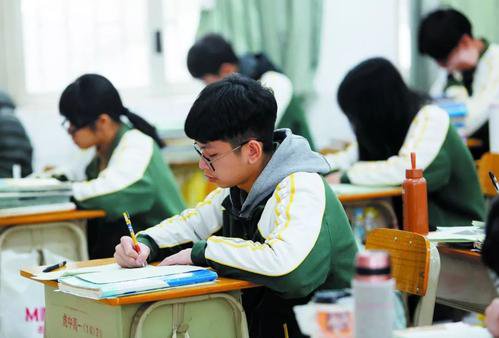 人民日报评校内减负校外增负，这“怪圈”该怎么破？