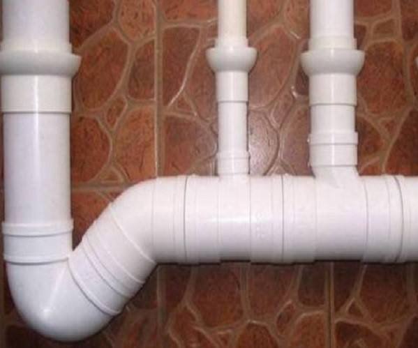 台风过后男子家中下水道喷垃圾，是环境污染严重了吗？