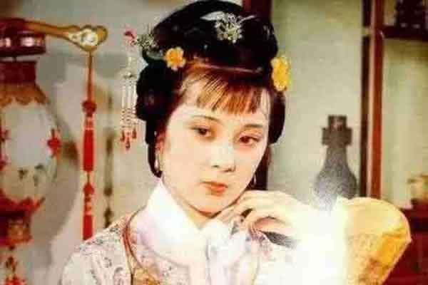 红楼梦中王熙凤和贾宝玉是什么关系？