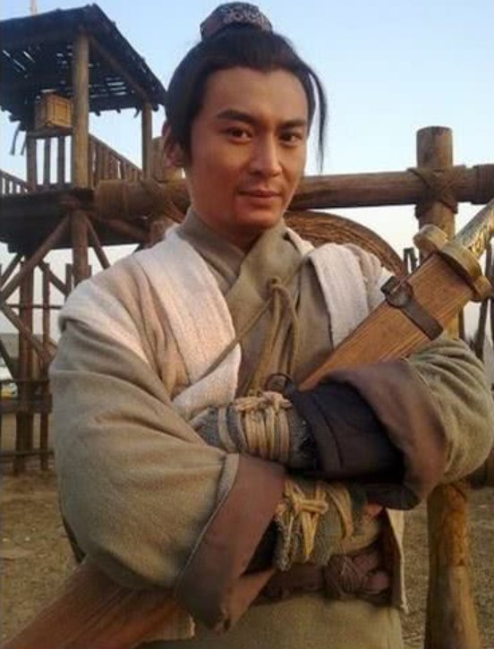 石秀和杨雄只是结拜兄弟，为何他死盯着杨雄老婆不放？