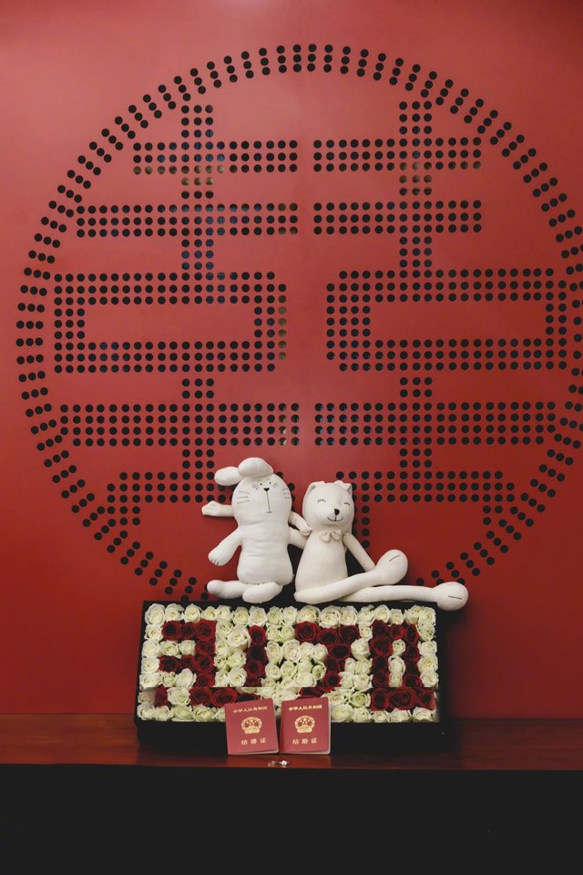 沈梦辰机场给粉丝补发喜糖，相恋9年终得名分，她的这段感情有多来之不易？