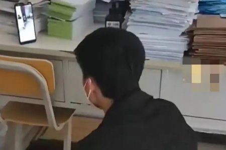 甘肃一男生因封校隔空跪地送别离世父亲，这件事在他心中留下了哪些遗憾？