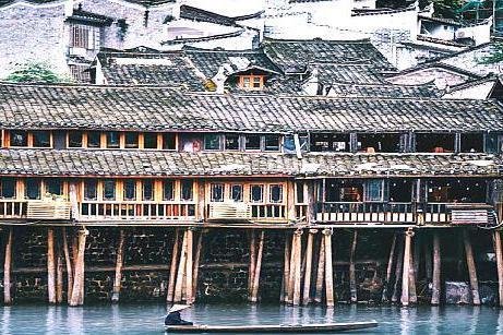 凤凰古城位于哪个省份？是一座怎么样的古城？