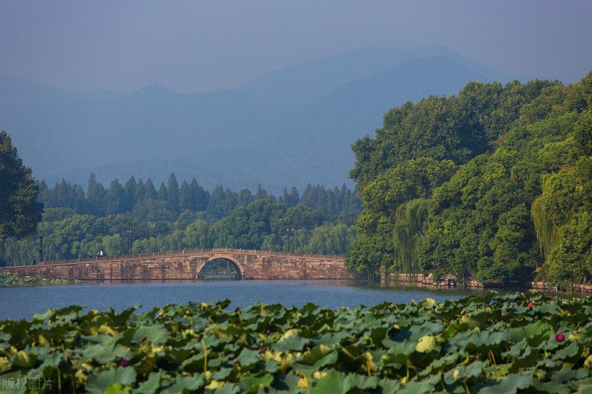 “莫把西湖比西子，淡妆浓抹总相宜”，这首诗出自哪里？