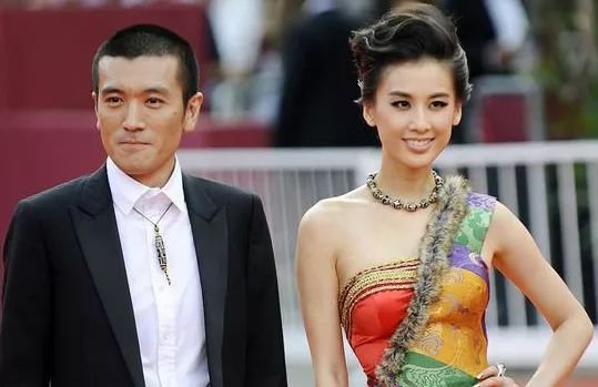 杨子曝集团第一笔资金靠妈妈制衣赚来的，他妈妈究竟有多传奇？