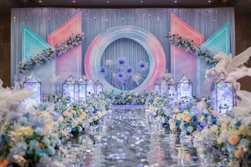 一对新人结婚，红毯从新郎家直接铺到新娘家，你觉得创意如何？