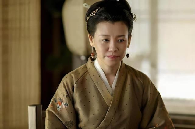 《让子弹飞》中：临时上阵被扯下“肚兜”的女演员，后来怎样了？