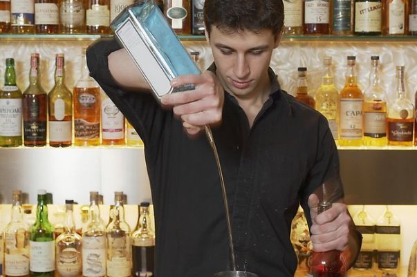 学调酒师的学费大概是多少