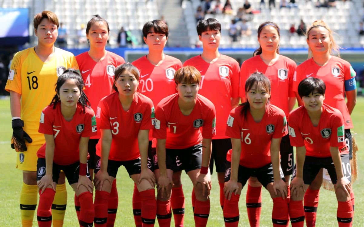 武磊等男足球员祝贺女足夺冠，女足是否值得他们学习？