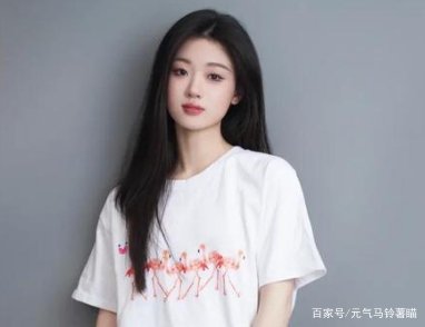 被李健劝告要踏实学习的单依纯在被淘汰后，为什么会被“绿茶”字样包围？