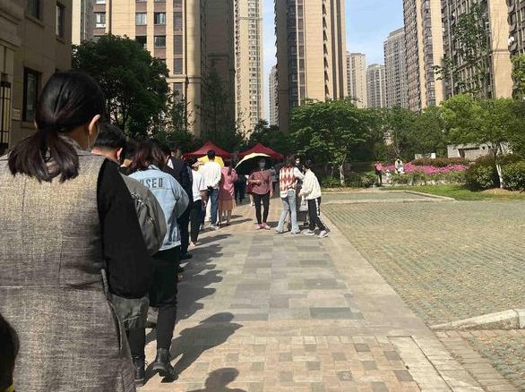 安徽合肥一73岁确诊大爷每天骑车送老伴上下班，大爷是如何被感染的？