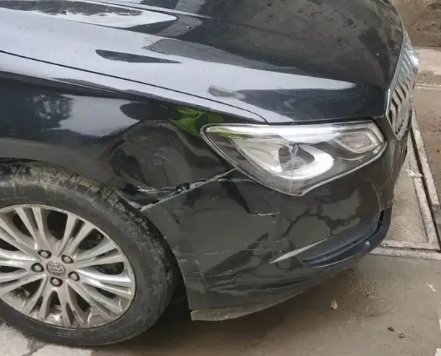 司机高速上欲从两车中间超车，刮擦碰撞致多车事故，高速行驶需注意什么？