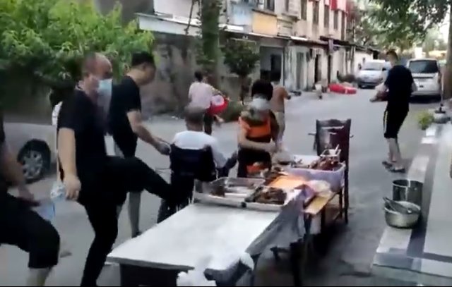 潜江通报执法人员踢翻小贩摊位事件，相关涉事人员将会受到什么样的处罚？