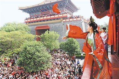 上万游客挤满了清明上河园石桥，这一景象究竟有多繁华？