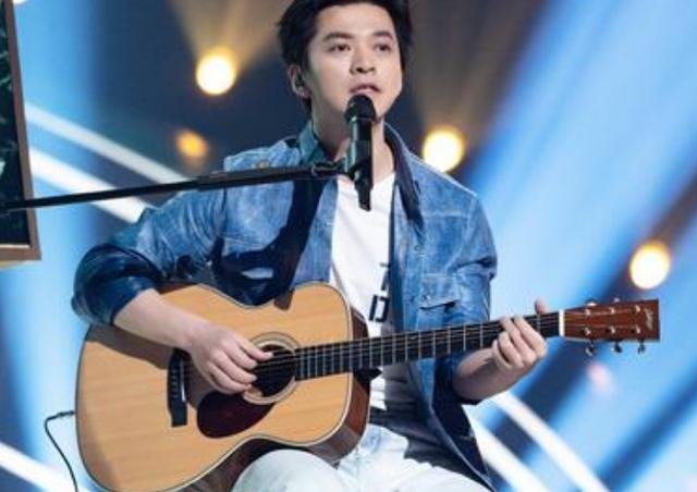 至今仍用诺基亚手机的李健，送谢霆锋万元银壶做生日礼物，你怎么看？