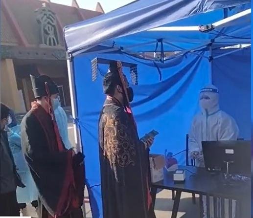 西安“秦王嬴政”做核酸的画面走红了，男子为何会以这样的扮相去做核酸？