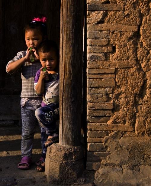 熊孩子砸车刻上老爸手机号只因老爸外出务工，如何照顾好留守孩子？