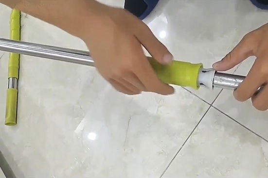 如何拆旋转拖把的杆子？
