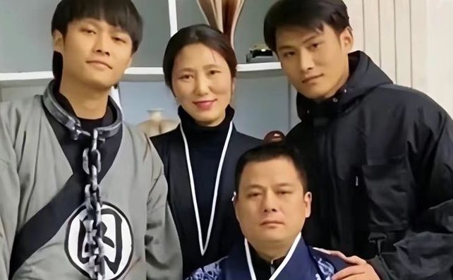 疯狂小杨哥全家有谁?