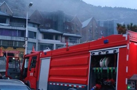 山东济南一塑料厂突燃大火，浓烈黑烟弥漫厂区，到底是什么原因导致的？