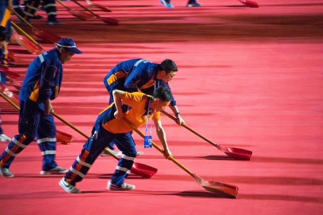 北京迎来阵雨，300多名环卫工连夜清理红毯，此举的原因是什么？