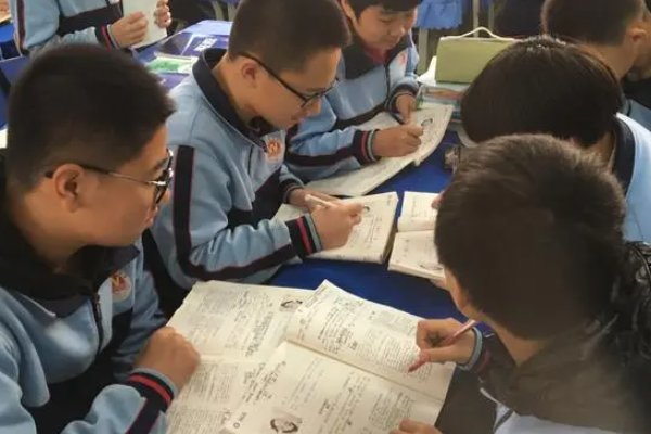 扼腕是什么意思