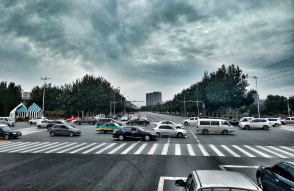 银川一女司机路怒，将车停在马路中间，此做法有什么样的危险？