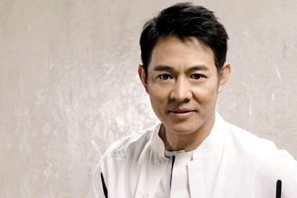 李连杰被鲁豫问家庭背景，李连杰说我说了就怕你不敢播，他爷爷有何背景？