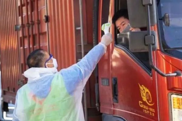 一货车司机因高速封闭，被困20天后死亡，疫情封控下如何保障人们的安全？