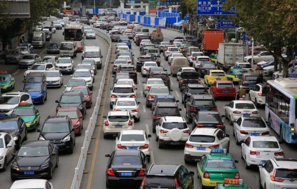 国庆堵车1小时仅移动100米，遇到这种情况的时候该怎么办？