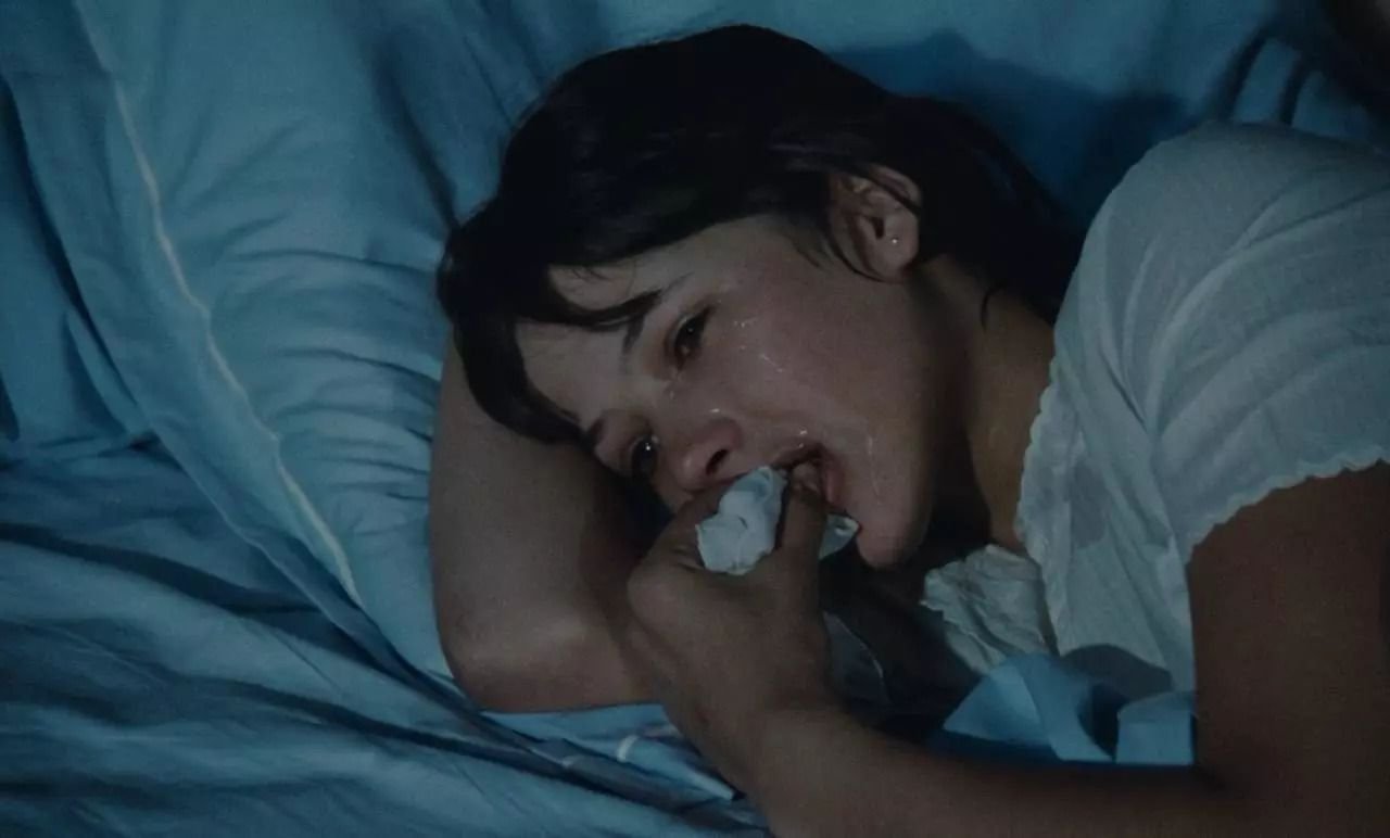 一个女人在男人面前哭泣，这个男人无动于衷是怎么回事？